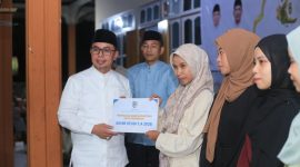 Bupati Boltara Sirajudin Lasena didampingi Wakil Bupati Boltara Moh. Aditya Pontoh menyerahkan bantuan biaya akhir studi di momentum peringatan 1 muharram 1448 H