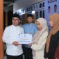 Bupati Boltara Sirajudin Lasena didampingi Wakil Bupati Boltara Moh. Aditya Pontoh menyerahkan bantuan biaya akhir studi di momentum peringatan 1 muharram 1448 H