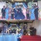 Kakan Kemenag Kabupaten Kepulauan Sangihe H. Kusnadi bersama dengan Kedua Pengantin