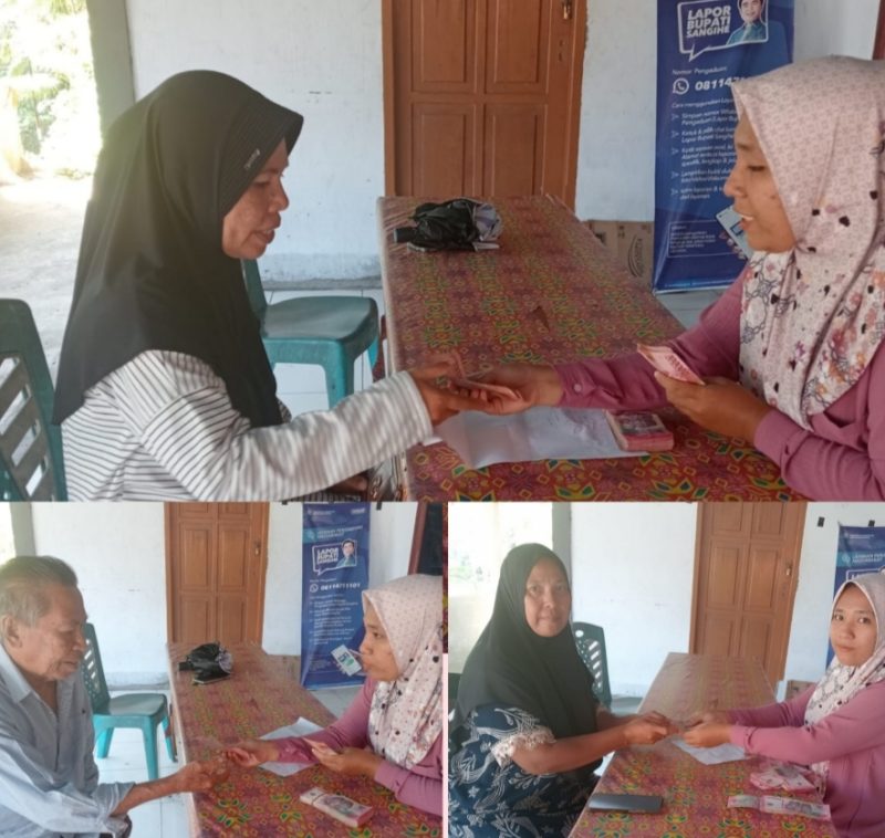 PLH Sekretaris Kampung Menyerahkan BLT-DD Kepada Masyarakat Kampung Bahu.