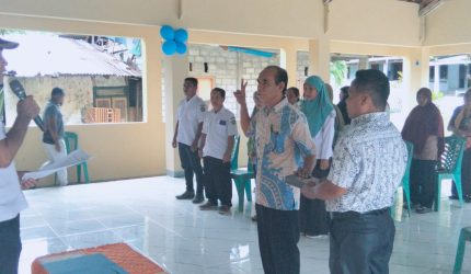 Camat Tabukan Utara, Marwan Nikiulu, S.Sos., M.Si., secara resmi melantik dan mengambil sumpah janji Romeo Humune sebagai Anggota Majelis Tua-Tua Kampung (MTK) Pengganti Antar Waktu (PAW) Kampung Bahu, Kecamatan Tabukan Utara, Kabupaten Kepulauan Sangihe.