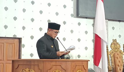 Bupati Bolaang Mongondow Utara (Boltara), Dr. Sirajudin Lasena, S.E., M.Ec.Dev, menghadiri sekaligus menyampaikan Rancangan Peraturan Daerah (Ranperda) tentang Pertanggungjawaban Pelaksanaan APBD Kabupaten Boltara Tahun Anggaran 2025 dalam Rapat Paripurna DPRD Kabupaten Boltara, yang digelar di Ruang Sidang DPRD Boltara.