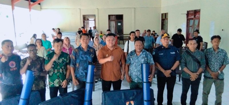 Wabup Sangihe Tendris Bulahari Bersama Kaban BPBD, Kadis Kominfo, Camat Tabut, dan 5 Kapitalaung (Kepala Desa) Perwakilan Kampung yang terdampak bencana.