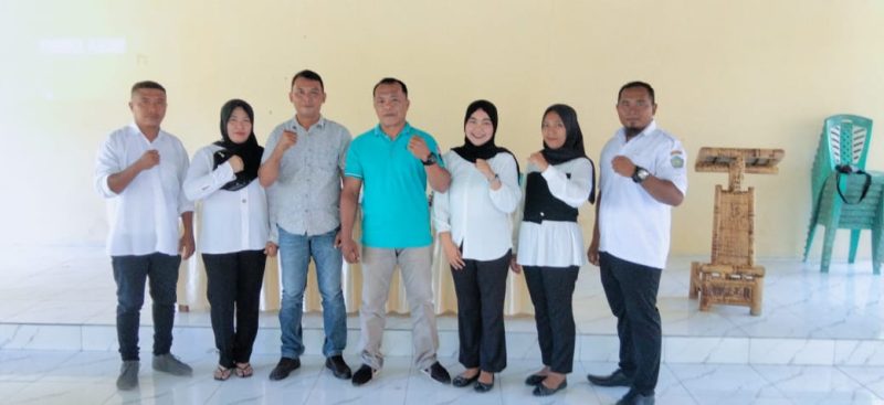 Panitia Pemilihan Kapitalaung Kampung Bahu Bersama dengan 2 Orang Bakal Calon Kapitalaung Kampung Bahu