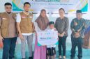 KepalaYBM UID Sulutenggo di dampingi Kepala PLN UP3 Tahuna di dampingi Stafsus Bupati Bidang Pembangunan dan Kepala Dinas Tenaga Kerja Memberikan bingkisan kepada Anak Peserta Khitanan Anak Ceriah