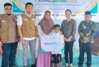 KepalaYBM UID Sulutenggo di dampingi Kepala PLN UP3 Tahuna di dampingi Stafsus Bupati Bidang Pembangunan dan Kepala Dinas Tenaga Kerja Memberikan bingkisan kepada Anak Peserta Khitanan Anak Ceriah