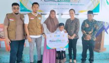 KepalaYBM UID Sulutenggo di dampingi Kepala PLN UP3 Tahuna di dampingi Stafsus Bupati Bidang Pembangunan dan Kepala Dinas Tenaga Kerja Memberikan bingkisan kepada Anak Peserta Khitanan Anak Ceriah