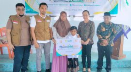 KepalaYBM UID Sulutenggo di dampingi Kepala PLN UP3 Tahuna di dampingi Stafsus Bupati Bidang Pembangunan dan Kepala Dinas Tenaga Kerja Memberikan bingkisan kepada Anak Peserta Khitanan Anak Ceriah