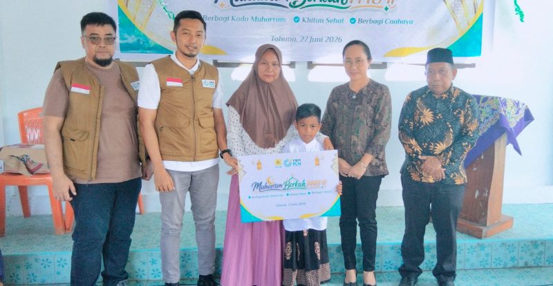KepalaYBM UID Sulutenggo di dampingi Kepala PLN UP3 Tahuna di dampingi Stafsus Bupati Bidang Pembangunan dan Kepala Dinas Tenaga Kerja Memberikan bingkisan kepada Anak Peserta Khitanan Anak Ceriah