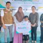 KepalaYBM UID Sulutenggo di dampingi Kepala PLN UP3 Tahuna di dampingi Stafsus Bupati Bidang Pembangunan dan Kepala Dinas Tenaga Kerja Memberikan bingkisan kepada Anak Peserta Khitanan Anak Ceriah
