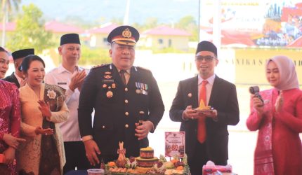 Bupati Bolaang Mongondow Utara (Boltara), Dr. Sirajudin Lasena, S.E., M.Ec.Dev, menghadiri Upacara Peringatan Hari Bhayangkara ke-80 yang digelar di Lapangan Sanika Satyawada Polres Boltara,