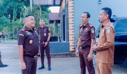 Wakil Kepala Kejaksaan Tinggi (Kejati) Sulawesi Utara, Ferry Tas, S.H., M.Hum., M.Si., melakukan kunjungan kerja (kunker) ke Kabupaten Bolaang Mongondow Utara (Boltara), Senin (6/7/2026). Kedatangannya disambut langsung oleh Kepala Kejaksaan Negeri (Kejari) Boltara, Agus Tri Hartono, S.H., M.H., bersama Wakil Bupati Boltara, Mohammad Aditya Pontoh, S.I.P., di Hotel Tri Putra Boroko.