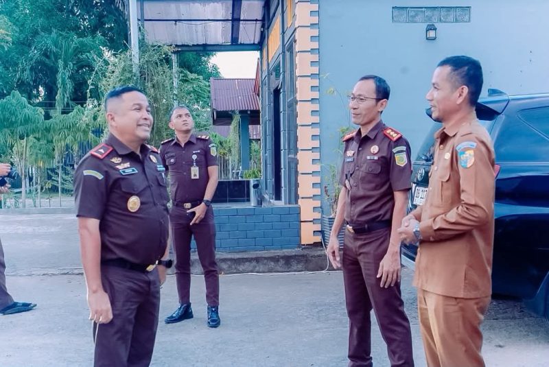 Wakajati Sulut, Ferry Tas Kunker ke Boltara dan disambut oleh Kejari Boltara, Agus Tri Hartono dan Wakil Bupati Boltara, Moh. Aditya Pontoh