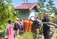 Kepala BPBD Boltara, Irma Ginoga beserta jajaran mulai distribusi air bersih di desa komus II Timur