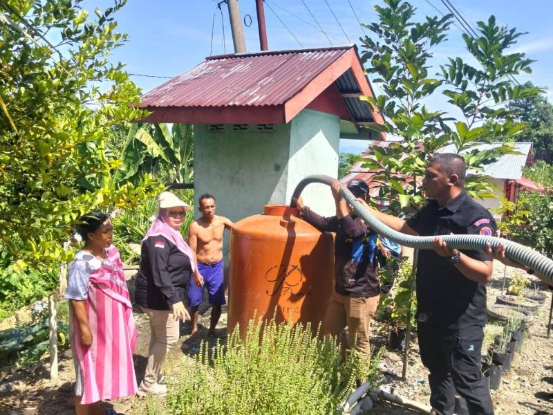 Kepala BPBD Boltara, Irma Ginoga beserta jajaran mulai distribusi air bersih di desa komus II Timur