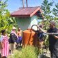 Kepala BPBD Boltara, Irma Ginoga beserta jajaran mulai distribusi air bersih di desa komus II Timur