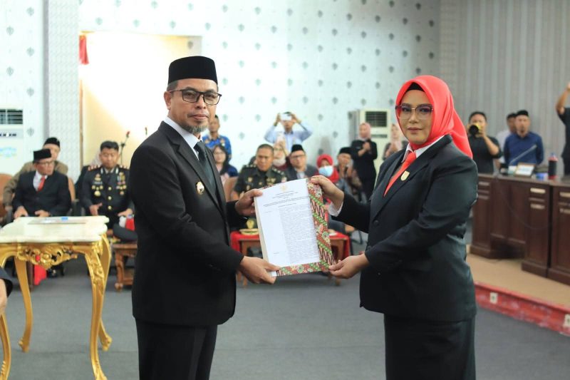 Bupati Boltara Sirajudin Lasena dan Ketua DPRD Boltara Dewi Zandra Astuti Mondo