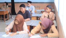 Nampak Bupati boltara duduk dan membaur dengan para siswa dan siswi SMP Negeri 5 Boltara, pada program gerakan 15 menit membaca