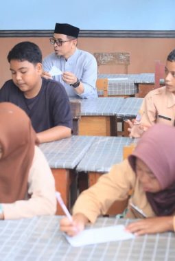 Tinjau Gerakan 15 Menit Membaca, Bupati SJL Dorong Budaya Literasi di Sekolah