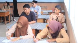 Nampak Bupati boltara duduk dan membaur dengan para siswa dan siswi SMP Negeri 5 Boltara, pada program gerakan 15 menit membaca