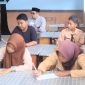 Nampak Bupati boltara duduk dan membaur dengan para siswa dan siswi SMP Negeri 5 Boltara, pada program gerakan 15 menit membaca