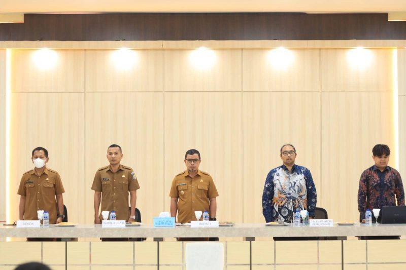 Bupati Boltara Sirajudin Lasena didampingi Wakil Bupati Moh. Aditya Pontoh, Sekda dan narasumber dari Tim Evaluator KEMENPANRB