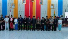 Ketua DPRD Kabupaten Kepulauan Sangihe, Denny Roy Tampi bersama dengan Bupati Sangihe, Michael Thungari dan jajaran Pemerintah Kabupaten Kepulauan Sangihe.