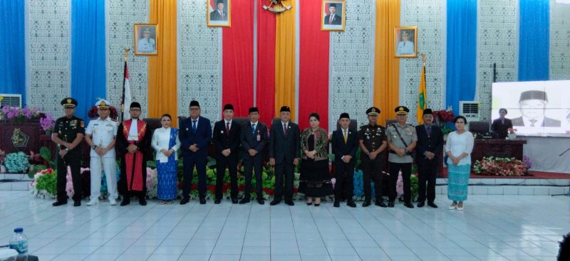 Ketua DPRD Kabupaten Kepulauan Sangihe, Denny Roy Tampi bersama dengan Bupati Sangihe, Michael Thungari dan jajaran Pemerintah Kabupaten Kepulauan Sangihe.