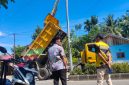Kepala Dinas Perkimtan, Ramin Buhang dan Kepala Bidang Prasarana, Sarana, dan Utilitas (PSU) Dinas Perkimtan Boltara, Moh. Iksan Ratusmanga saaat mendampingi para teknisi pemasangan lampu jenis LED Cobra