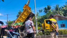 Kepala Dinas Perkimtan, Ramin Buhang dan Kepala Bidang Prasarana, Sarana, dan Utilitas (PSU) Dinas Perkimtan Boltara, Moh. Iksan Ratusmanga saaat mendampingi para teknisi pemasangan lampu jenis LED Cobra
