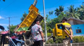Kepala Dinas Perkimtan, Ramin Buhang dan Kepala Bidang Prasarana, Sarana, dan Utilitas (PSU) Dinas Perkimtan Boltara, Moh. Iksan Ratusmanga saaat mendampingi para teknisi pemasangan lampu jenis LED Cobra