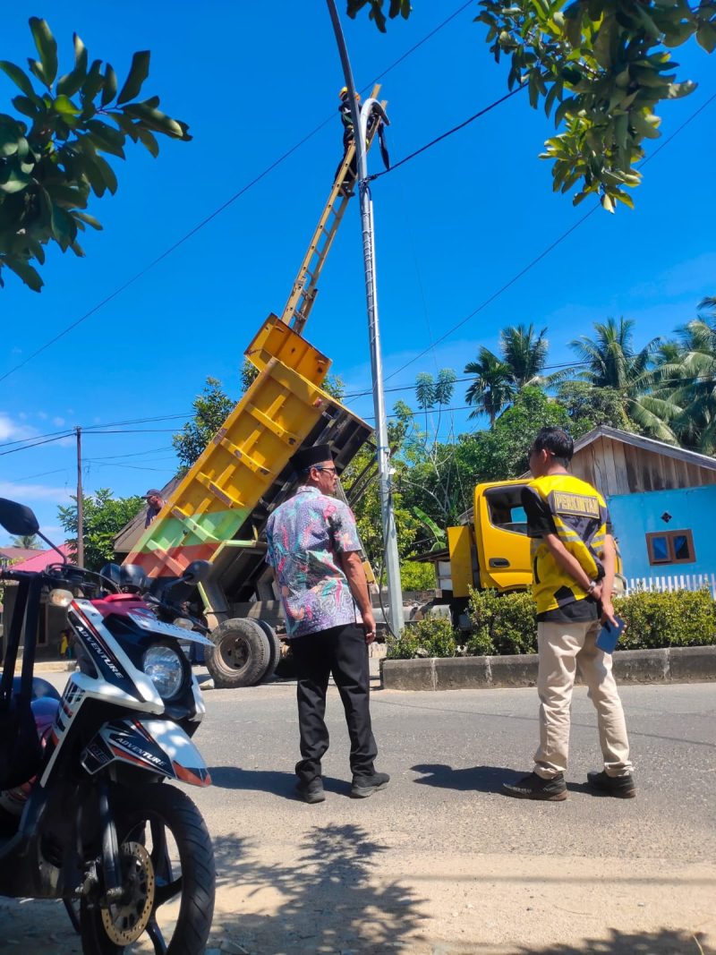 Kepala Dinas Perkimtan, Ramin Buhang dan Kepala Bidang Prasarana, Sarana, dan Utilitas (PSU) Dinas Perkimtan Boltara, Moh. Iksan Ratusmanga saaat mendampingi para teknisi pemasangan lampu jenis LED Cobra