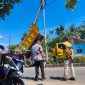 Kepala Dinas Perkimtan, Ramin Buhang dan Kepala Bidang Prasarana, Sarana, dan Utilitas (PSU) Dinas Perkimtan Boltara, Moh. Iksan Ratusmanga saaat mendampingi para teknisi pemasangan lampu jenis LED Cobra