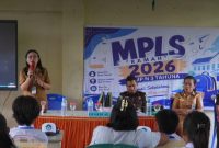 Kepala Seksi Intelijen Kejari Kepulauan Sangihe Jhon Thimotius Padalani, bersama dengan Guru serta orangtua dan siswa kelas VII SMP Negeri 3  Tahuna