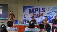 Kepala Seksi Intelijen Kejari Kepulauan Sangihe Jhon Thimotius Padalani, bersama dengan Guru serta orangtua dan siswa kelas VII SMP Negeri 3 Tahuna