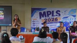 Kepala Seksi Intelijen Kejari Kepulauan Sangihe Jhon Thimotius Padalani, bersama dengan Guru serta orangtua dan siswa kelas VII SMP Negeri 3  Tahuna