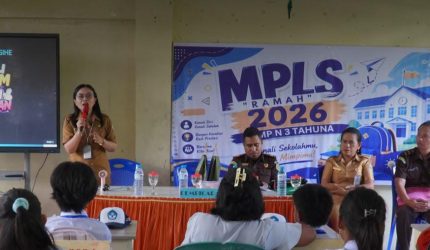 Kejaksaan Negeri (Kejari) Kepulauan Sangihe memberikan penyuluhan hukum mengenai etika bermedia sosial kepada siswa baru kelas VII dan orang tua/wali murid di SMP Negeri 3 Tahuna, Senin (13/7/2026). Kegiatan yang menjadi bagian dari Masa Pengenalan Lingkungan Sekolah (MPLS) ini bertujuan membentuk karakter generasi muda yang cerdas, beretika, dan bertanggung jawab dalam memanfaatkan ruang digital.