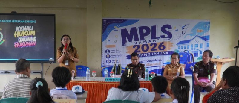 Kepala Seksi Intelijen Kejari Kepulauan Sangihe Jhon Thimotius Padalani, bersama dengan Guru serta orangtua dan siswa kelas VII SMP Negeri 3  Tahuna