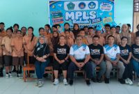 Kepala Sekolah SMP N 4 Mala bersama jajaran Guru dan Murid Baru Siswa Kelas VII