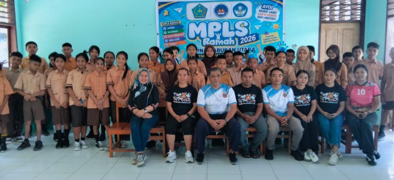 Kepala Sekolah SMP N 4 Mala bersama jajaran Guru dan Murid Baru Siswa Kelas VII