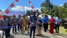 Bupati Kabupaten Kepulauan Sangihe Michael Thungari di dampingi Ketua TP-PKK Kabupaten Kepulauan Sangihe Ny. Cherry Thungari Soeyoenus