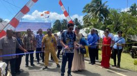 Bupati Kabupaten Kepulauan Sangihe Michael Thungari di dampingi Ketua TP-PKK Kabupaten Kepulauan Sangihe Ny. Cherry Thungari Soeyoenus