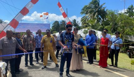 Penantian panjang masyarakat Kecamatan Tabukan Selatan untuk memiliki akses jalan yang layak akhirnya terwujud. Bupati Kepulauan Sangihe, Michael Thungari, S.E., M.M., didampingi Ketua TP-PKK Kabupaten Kepulauan Sangihe, Ny. Cherry Thungari Soeyoenus, meresmikan ruas Jalan Lesabe–Bukide