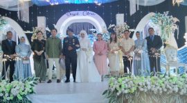 Foto Bersama Kedua Pengantin dan Jajaran Pemkab Kepulauan Sangihe.