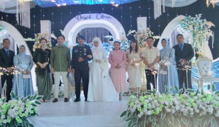 Kebahagiaan menyelimuti keluarga besar Anggota DPRD Kabupaten Kepulauan Sangihe dari Fraksi Partai NasDem, Arsyad Lawendatu, dan istrinya, Sitti Rahma Dalinsahe, S.HI. Pasangan ini menggelar resepsi pernikahan putra pertama mereka, Bripda Muh. Hidayat Nurwahid Lawendatu, dengan Citra Widya Ningrum, putri bungsu pasangan AKP Budiono dan Rukmini Potabuga.