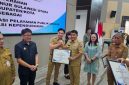 Gubernur Sulawesi Utara Mayjen TNI (Purn.) Yulius Selvanus menyerahkan penghargaan kepada Bupati Kabupaten Kepulauan Sangihe Michael Thungari