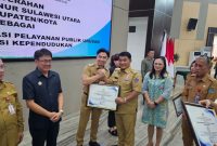 Gubernur Sulawesi Utara Mayjen TNI (Purn.) Yulius Selvanus menyerahkan penghargaan kepada Bupati Kabupaten Kepulauan Sangihe Michael Thungari