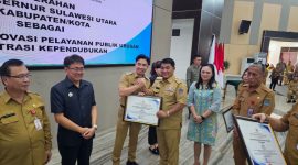 Gubernur Sulawesi Utara Mayjen TNI (Purn.) Yulius Selvanus menyerahkan penghargaan kepada Bupati Kabupaten Kepulauan Sangihe Michael Thungari