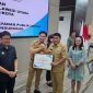 Gubernur Sulawesi Utara Mayjen TNI (Purn.) Yulius Selvanus menyerahkan penghargaan kepada Bupati Kabupaten Kepulauan Sangihe Michael Thungari