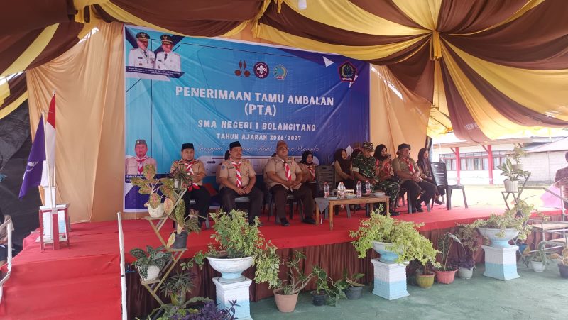 Kepala Sekolah SMAN I Bolangitang Hamjan Ahmad, tamu undangan dan jajaran tenaga pendidik 